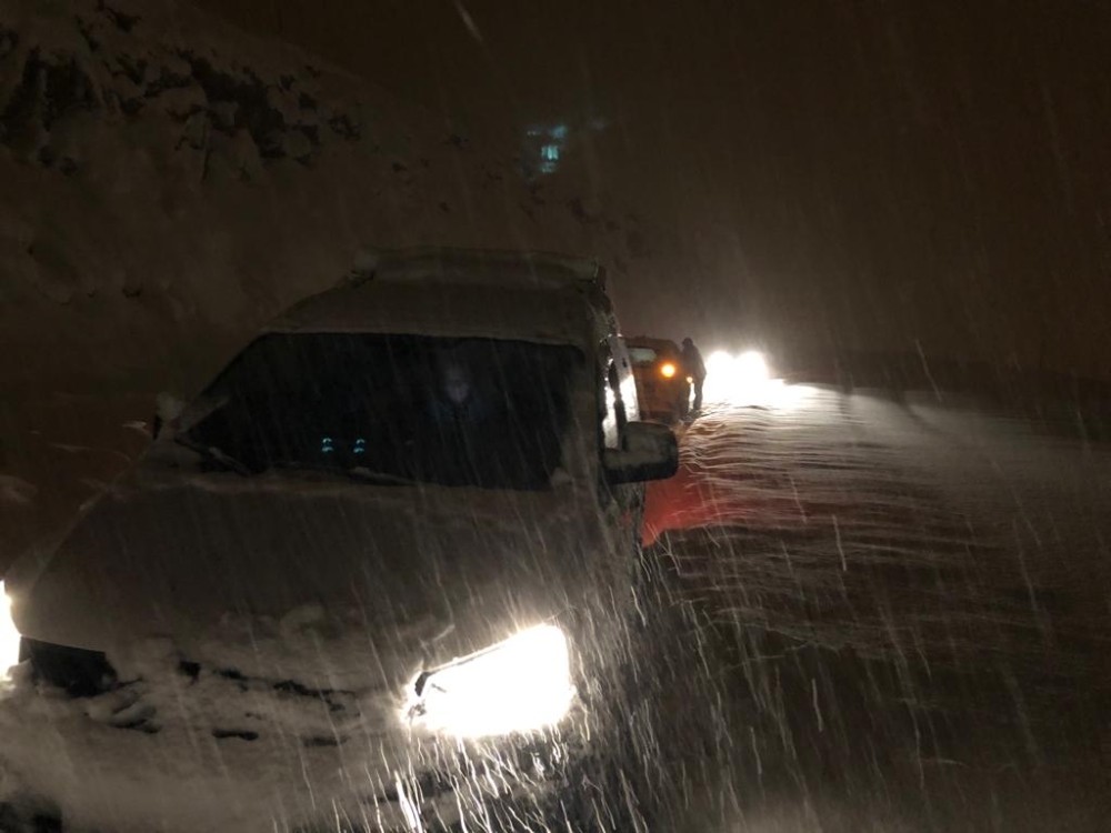 Hizan’da karda mahsur kalan 30 araç kurtarıldı 