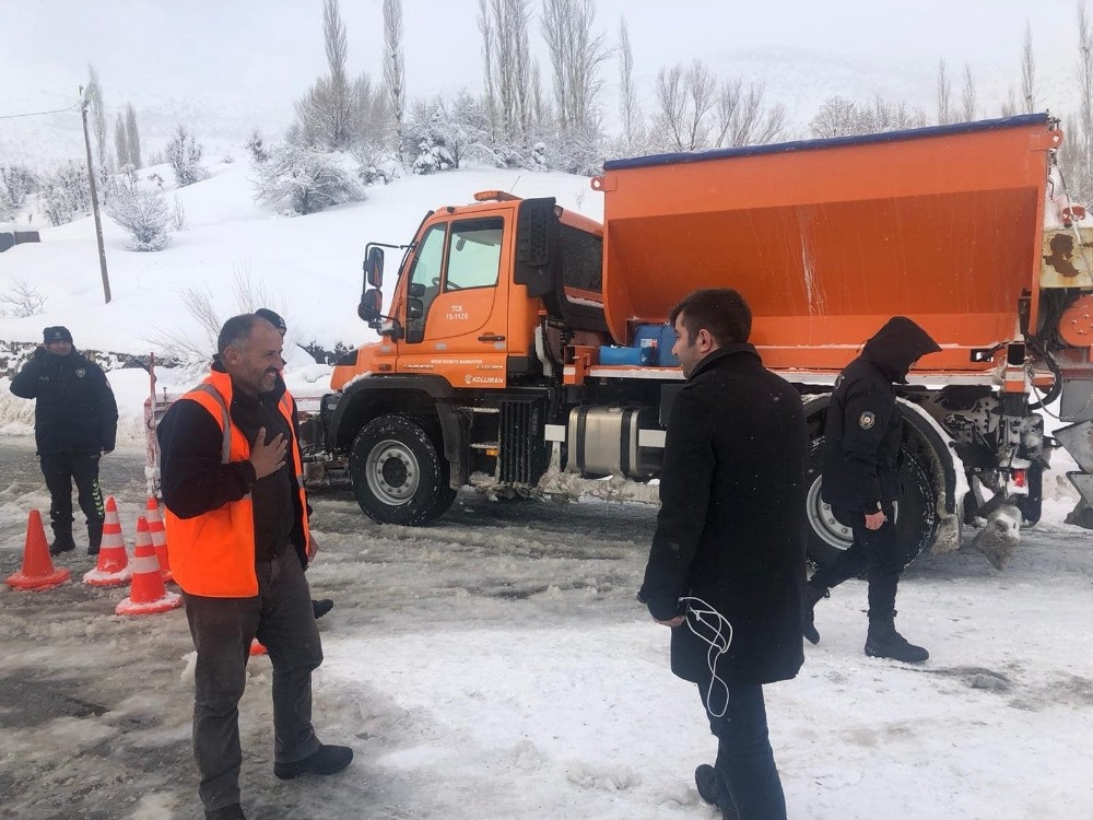 Hizan’da karla mücadele çalışmaları aralıksız sürüyor 