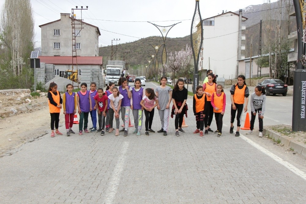 Hizan’da ‘Okullar Arası Atletizm Yarışması’ yapıldı 