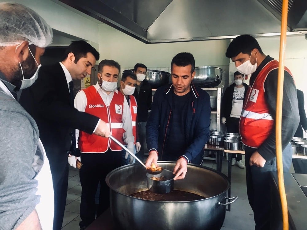 Hizan’daki ihtiyaç sahiplerine yemek yardımı 