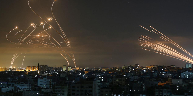 Hizbullah'ın roketi yerine ulaştı! Filistinlileri yurdundan eden Yahudilerin binası tam isabet