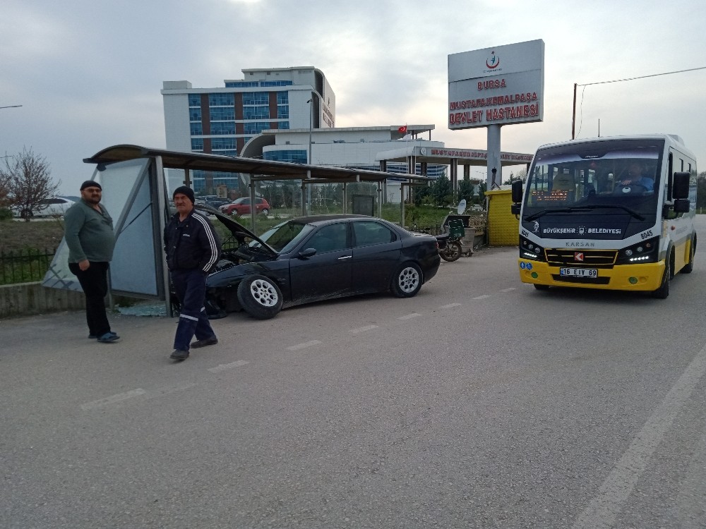 Hızını alamayan alkollü sürücü durağa daldı 