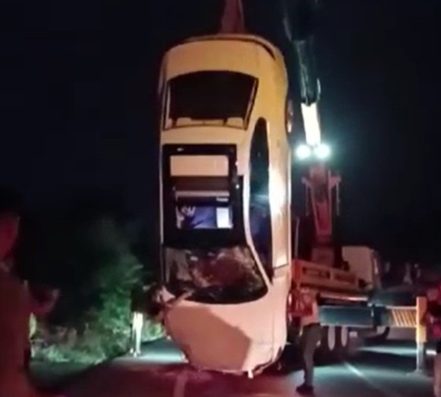 Hızını alamayan araba bahçeye uçtu! İşte o görüntüler