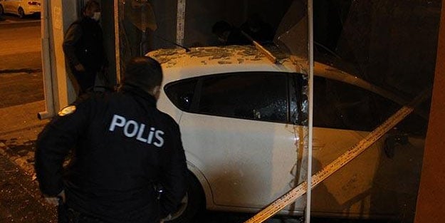 Hızını alamayan araç dükkana daldı