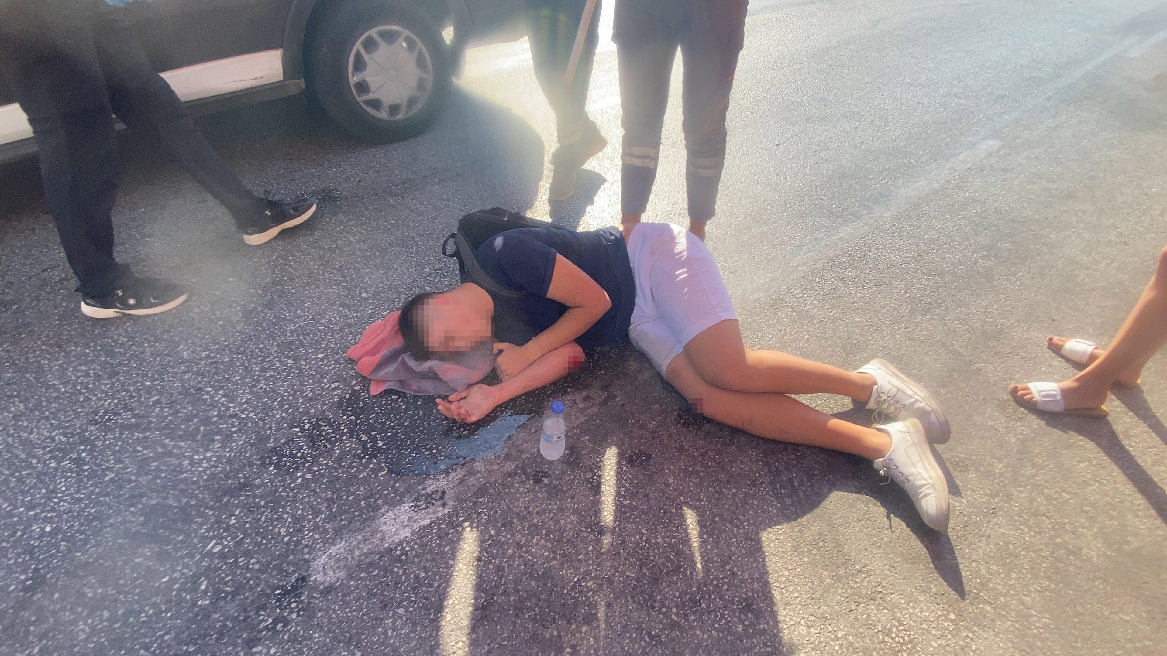 Hızını alamayan motorcu kamyonet altında kaldı!