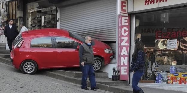 Hızını alamayıp iş yerine girdi