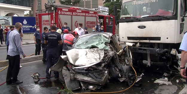 Hızını alamayıp otomobili biçti! Ters istikamete giren tır dehşet saçtı
