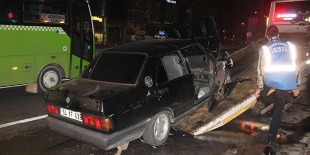 Hızla gelen araç otobüse çarptı