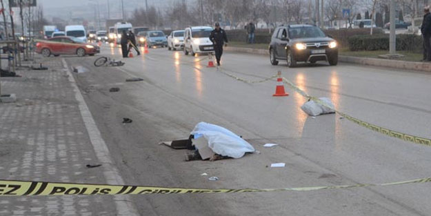 Hızla gelen kamyon, bisiklet süren Suriyeli genci biçti