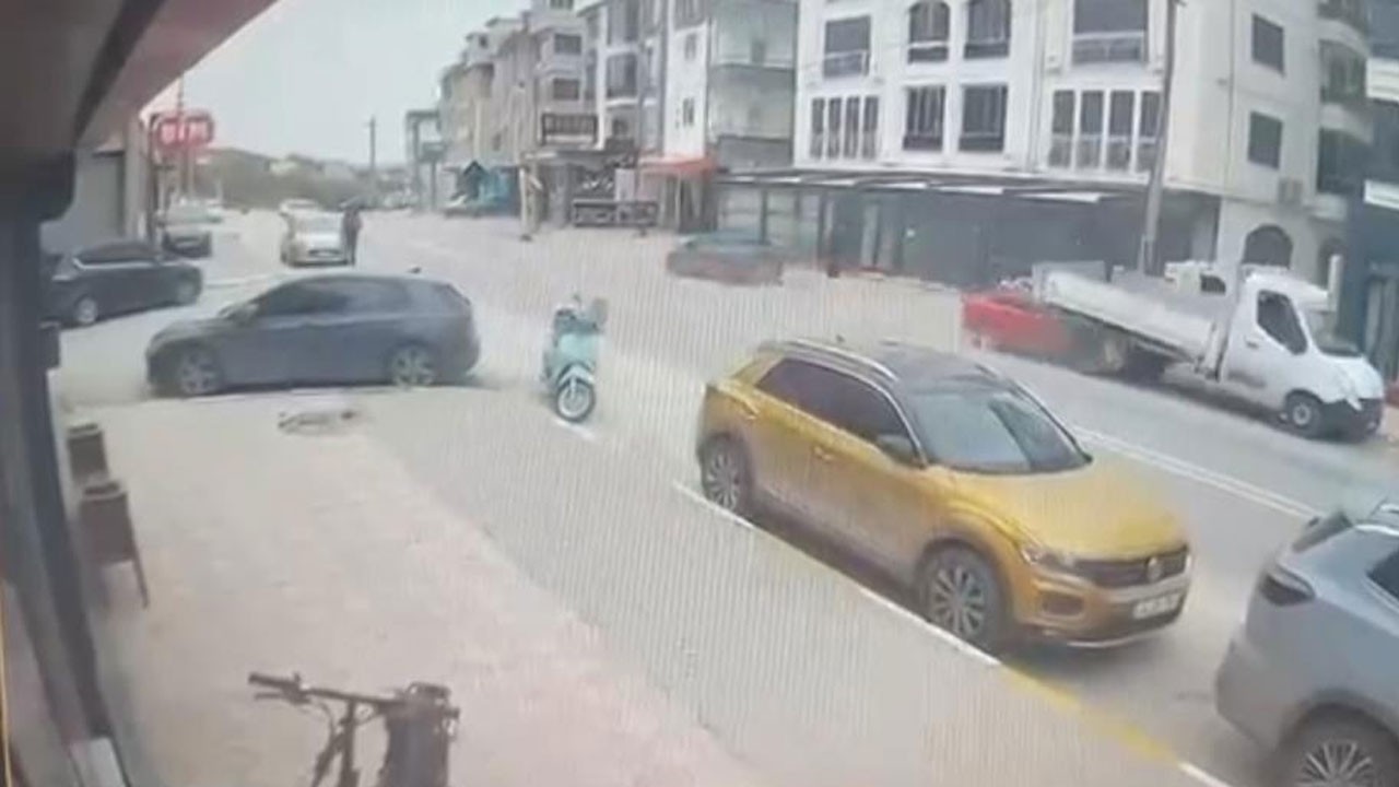 Hızla gelen otomobil kamyonun altına girdi! O anlar kamerada