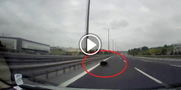 Hızla giden aracın önüne jant kapağı fırladı!