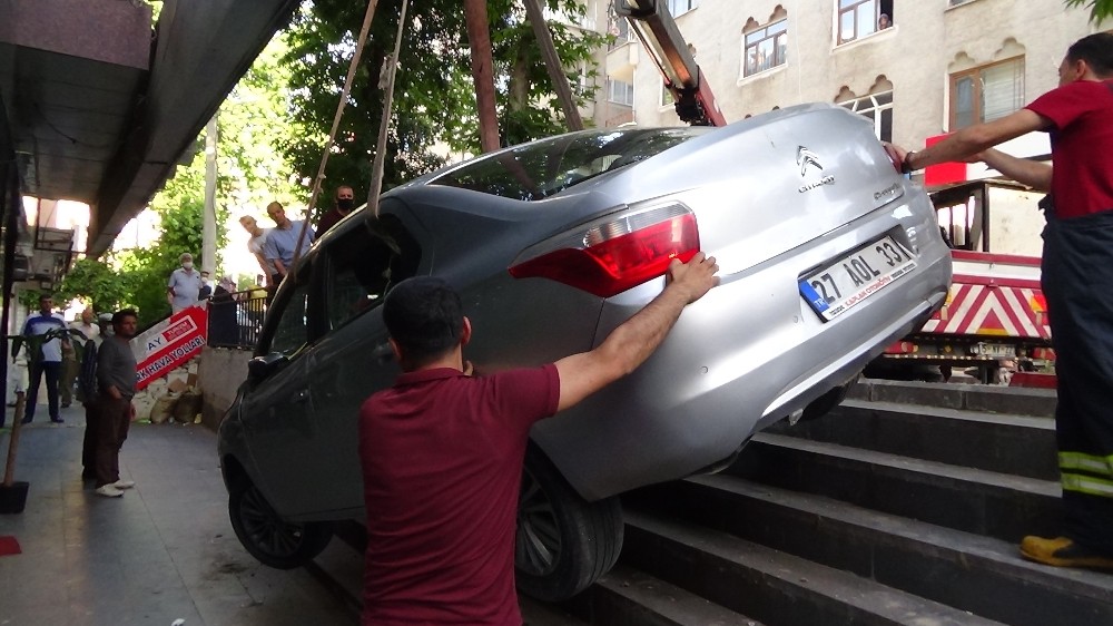 Hızla sokağa girmek isteyince mağazaya uçtu, aracını bırakıp kaçtı 