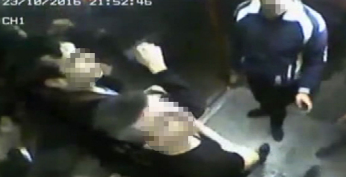 Hızlı tren üst geçidindeki engelliler asansörünü parçaladılar