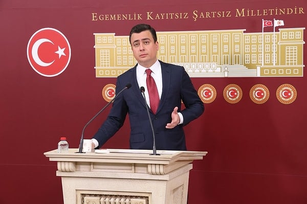 Hizmet etmek isteyen AK Parti’ye koşuyor