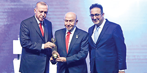 “Hizmet ihracatı 25,8 milyar $ cari fazla verdi”