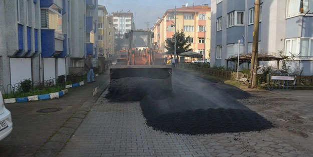 Hizmet tiyatrosunda bugün! Parke taşı üzerine asfalt döktüler bir de hizmetmiş gibi paylaştılar