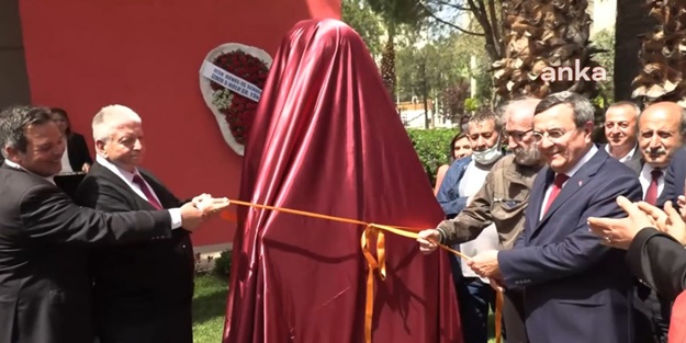 Hizmete doymuyorlar(!) İzmir'e bir heykel daha kazandırdılar