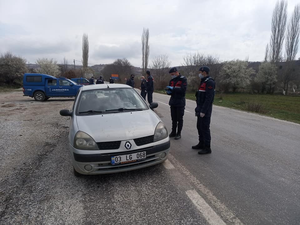 Hocalar’a komşu ilçe Banaz’dan kaçak geçişleri önlemek için köy yollarını toprakla kapatıldı 