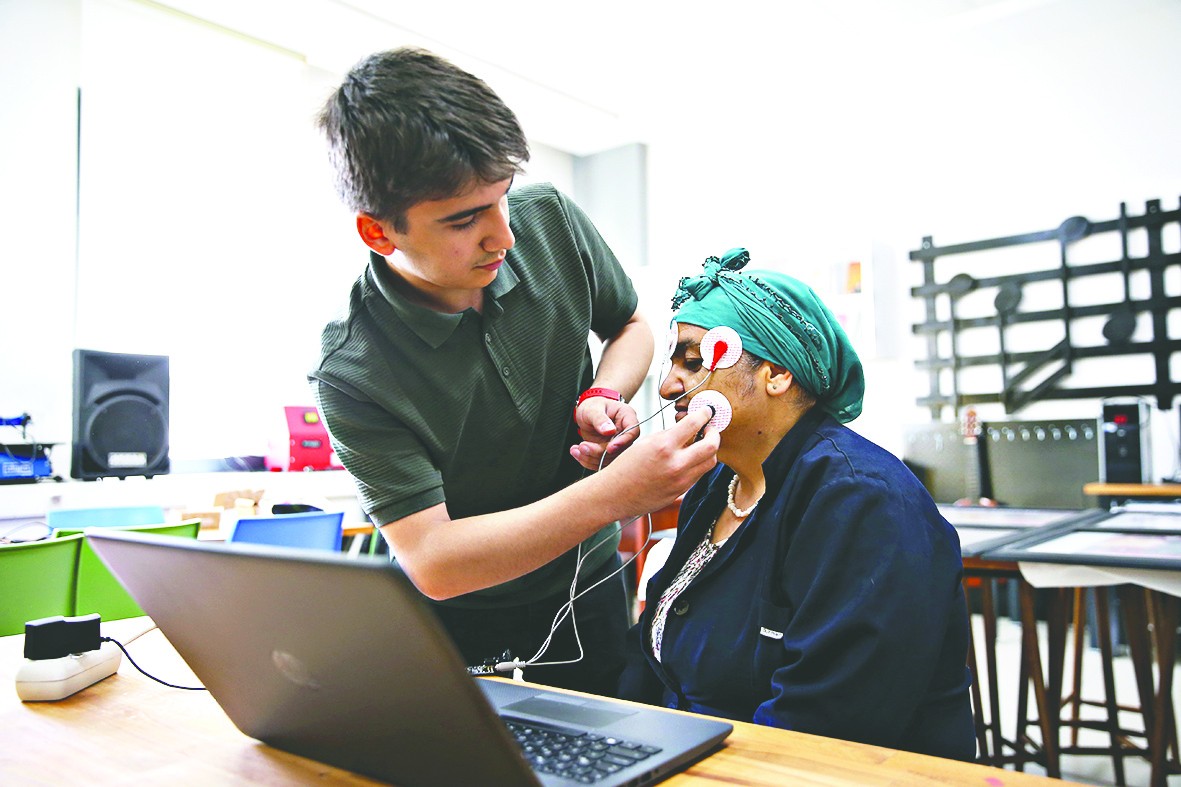 Hocası için iletişim sistemi geliştirdi