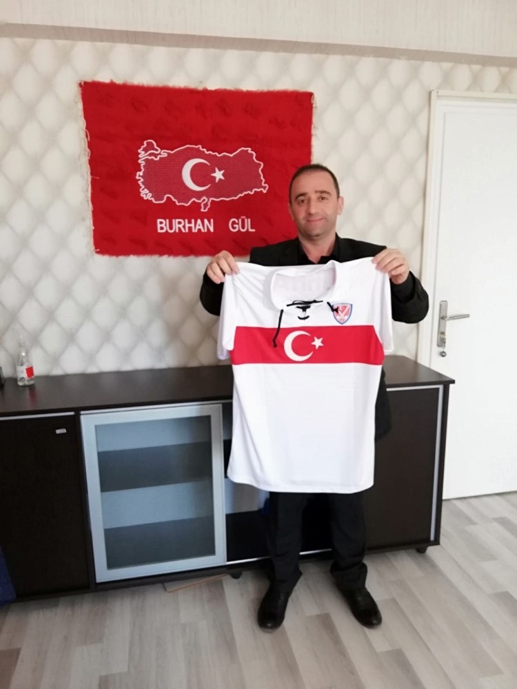 Hokey Federasyonu’ndan Burhan Gül’e milli takım forması 