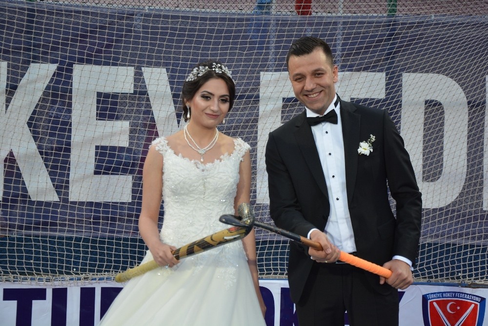 Hokeyci gelin ve damat düğün öncesinde hokey sahasında 