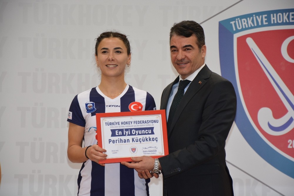 Hokey’e gönül vermiş iki Türk kızı 