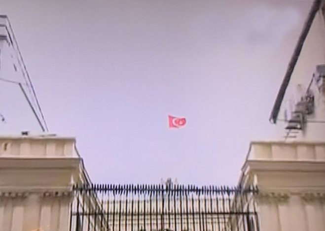 Hollanda bayrağı indirildi! Türk bayrağı çekildi