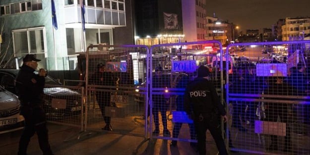 Hollanda elçiliğine giriş-çıkışlar kapatıldı!