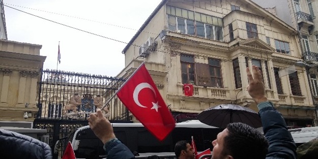 Hollanda konsolosluğunun önündeki bekleyiş sürüyor