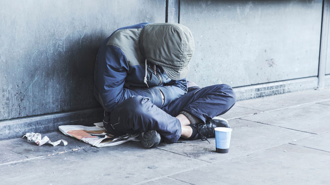 Hollanda polisi şok yaşadı! Dilencinin üzerinden çıkanlar şaşkına çevirdi