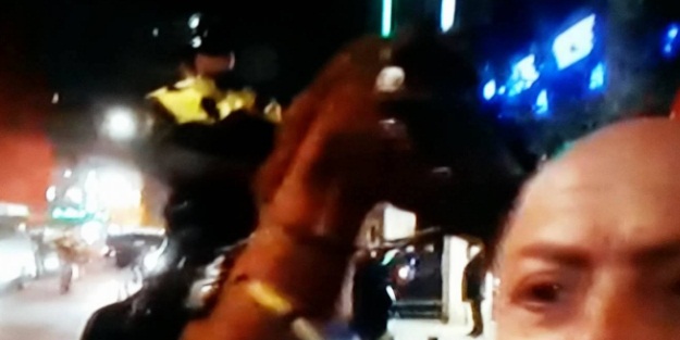 Hollanda polisi Türklerin üzerine at sürdü!