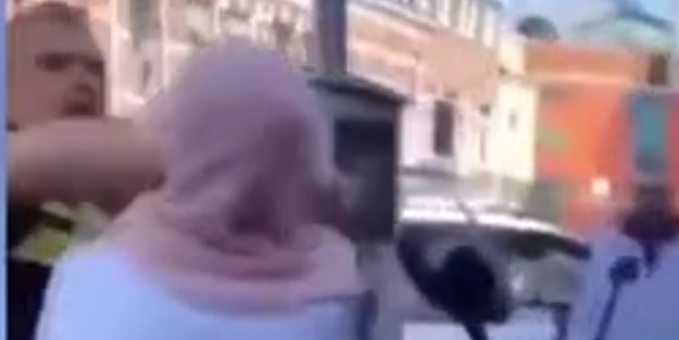 Hollanda polisinden başörtülü kadına tekme tokat dayak!