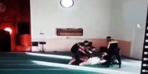 Hollanda polisinden büyük alçaklık! Ayaklarında postalları ve beraberinde köpekleri ile camiye operasyon düzenlediler