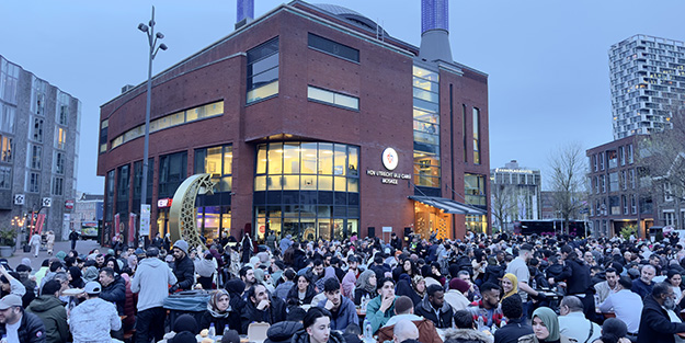 Hollanda'da 1500 kişilik sokak iftarı!