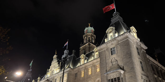 Hollanda'da belediye binasına Türk bayrağı asıldı!