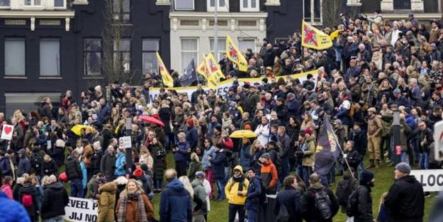 Hollanda'da binlerce kişi sokağa döküldü!
