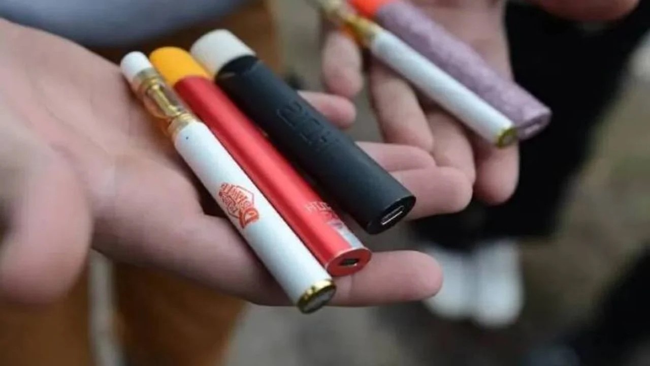 Hollanda’da bir çok doktordan çağrı: e-sigara zarar! 14 genç kanama geçirdi