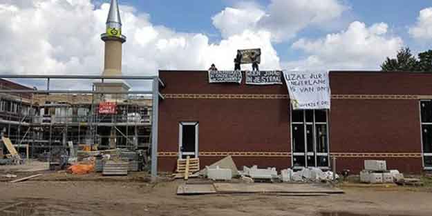 Hollanda'da 'Cami istemiyoruz' deyip saldırdılar