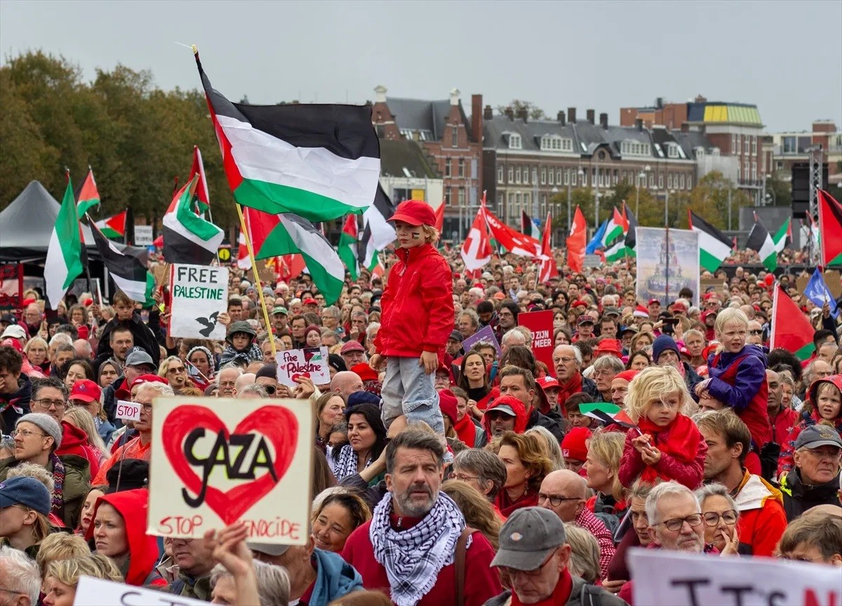 Hollanda’da dev Filistin yürüyüşü: 250 bin kişi hükümetin İsrail desteğine isyan etti