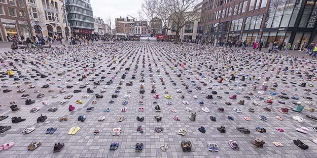 Hollanda'da dikkat çeken Gazze eylemi! 14 bin çocuk ayakkabısı sergilendi