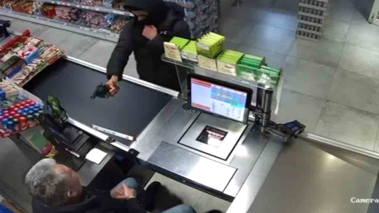 Hollanda'da manşetlere çıktı: Türk esnaf, şişeyle silahlı soyguncuyu kovaladı