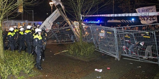Mültecileri istemediler, polis'le çatıştılar