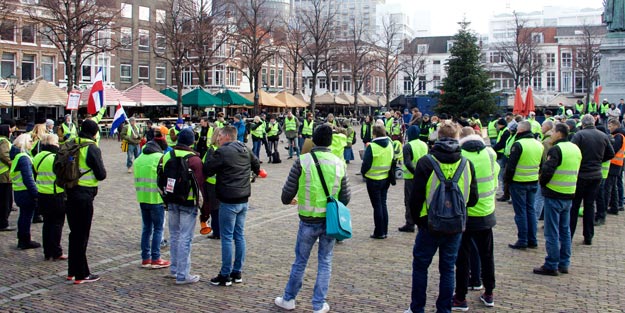 Hollanda'da 'Sarı Yelekliler' 13 şehirde sokağa indi! 'Rutte defol git!'