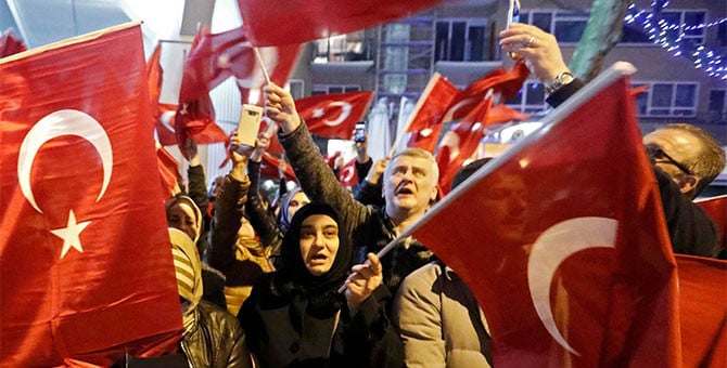 Hollanda'da sokağa çıkma yasağı ilan edildi