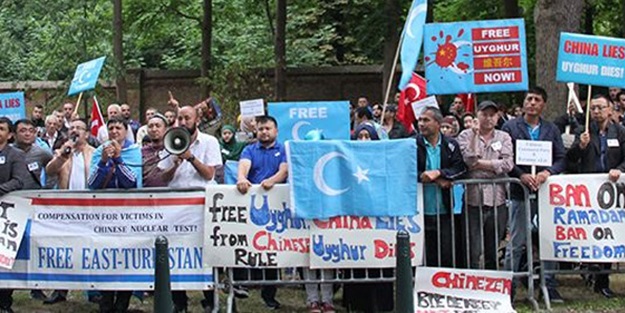 Hollanda'da Uygurlar için sokak iftarı