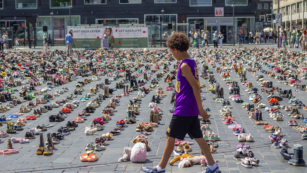 Hollanda’da yürek yakan anma! Filistinli çocuklar için binler sessiz yürüdü