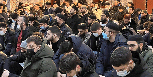 Hollanda'da yüzlerce genç sabah namazında buluştu