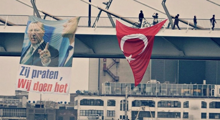 Hollanda'da zafer böyle kutlandı! Ders gibi sözler...