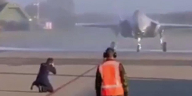 Hollanda’daki karşılama töreninde şaşırtan görüntü! F-35’in üzerine bakın ne sıktılar
