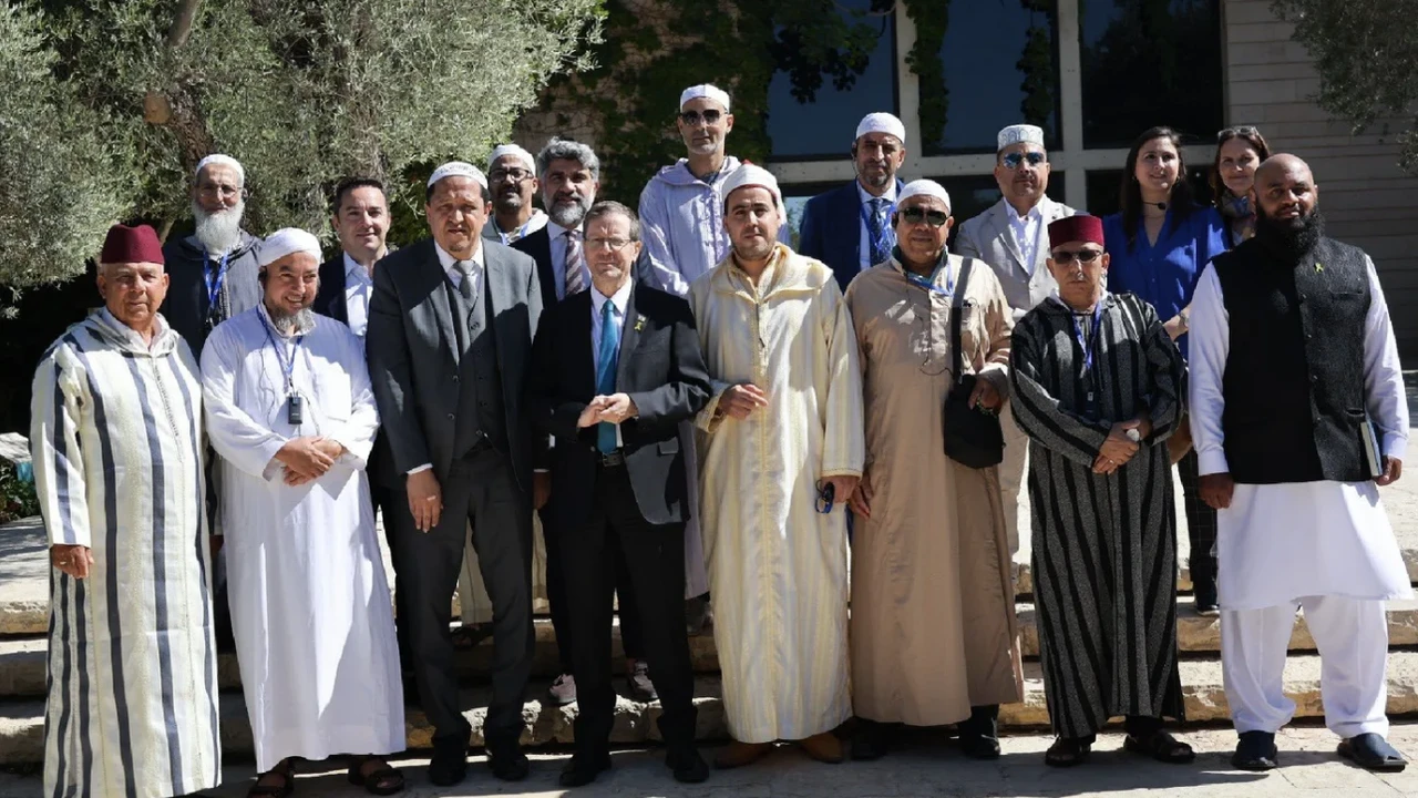 Hollandalılar İsrail'e giden ''imam'' görünümlü hayvanı kovdu